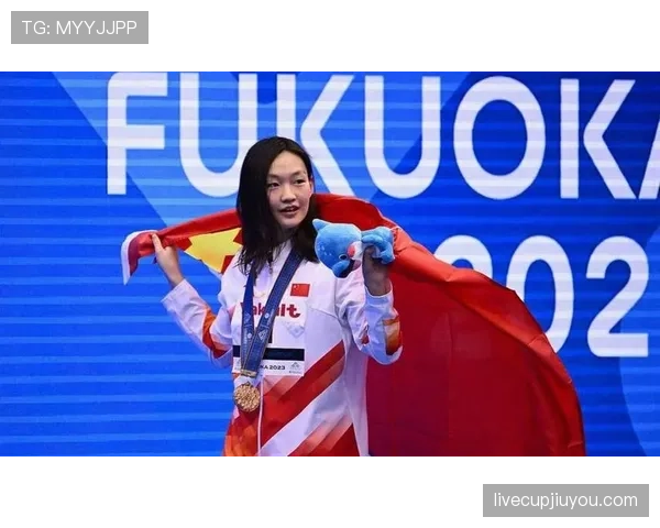李冰洁泳池里冷得像雕像,出机场照却像随手刷卡的富家闺女 李冰洁泳池里冷得像雕像,出机场照却像随手刷卡的富家闺女
